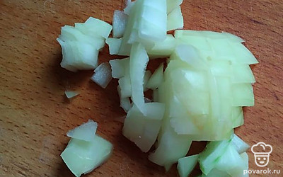 Лук почистить, мелко нашинковать. Через 20 минут после варки моркови заложить картошку, лук и рис. Варить до готовности.