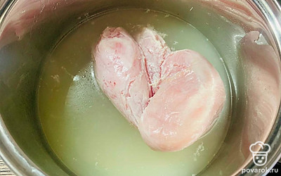 Отварите курицу и бульон. Варите на медленном огне не менее часа.