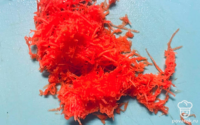 Натрите морковь на мелкой терке.