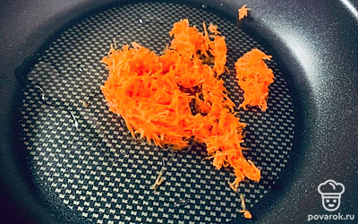 Обжарьте морковь на растительном масле.