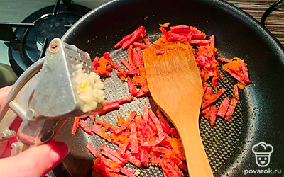 Обжарьте вместе с морковью. Добавьте чеснок.