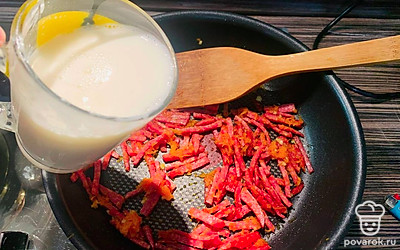 Разведите плавленый сыр в теплой воде и добавьте к зажарке. Выключите огонь.