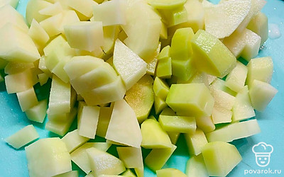 Нарежьте мелко очищенный картофель и отправьте вариться в бульон.