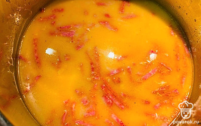 Добавьте в бульон зажарку и потомите еще 20 минут.