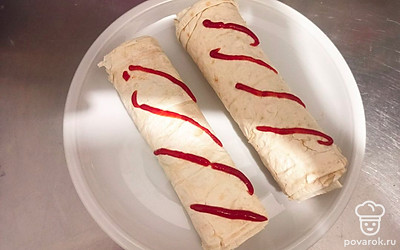 Подавайте порционно, украсив томатным соусом.