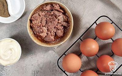 Помойте, сварите, остудите и очистите от скорлупы яйца. Откройте банку с печенью трески и слейте масло, оставив 1 ч. л. Укроп для подачи помойте, отделите толстый стебель.