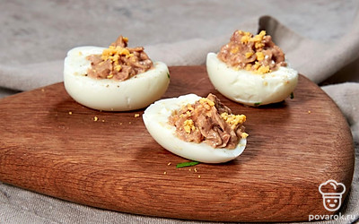 Нафаршируйте яйца. Соедините треску и желтки, добавьте 1 ч. л. масла из банки и хорошо размешайте. Посолите, поперчите, заправьте майонезом и еще раз перемешайте. Нафаршируйте яйца приготовленной начинкой.