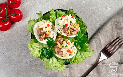 Украсьте фаршированные яйца укропом и красной икрой.