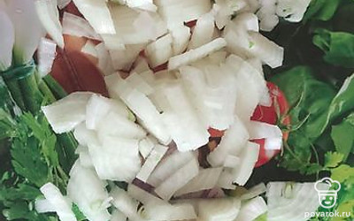 Поставим кастрюлю с водой на огонь и доведем до кипения. Нарежем мелко лук и добавим в кастрюлю с кипящей водой.