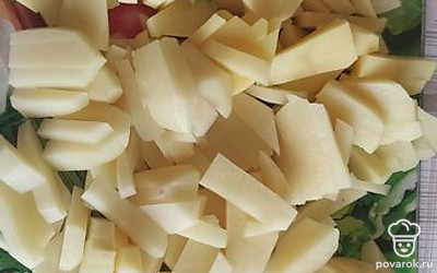 Почистим и порежем на бруски картофель, добавим в кастрюлю. Пусть поварится минут 10.