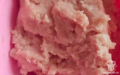 В миску положим фарш, посолим и добавим яйцо. Все хорошо перемешаем.