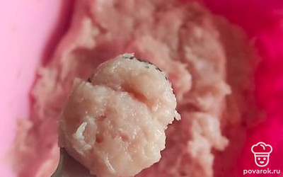 Сформируем с помощью чайной ложки небольшие шарики-фрикадельки. По одной штуке начинаем запускать в кастрюлю. 