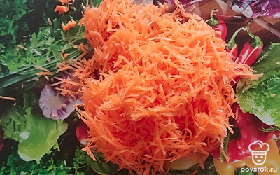 Трем на терке морковь и добавляем в кастрюлю вместе с лавровым листом и варим еще 5 минут. В конце солим. Выключаем и даем настояться супу 5 минут. Можно подавать к столу.