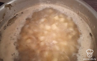 Сварить бульон. Нарезать картошку и добавить в кастрюлю к бульону. Довести до кипения.