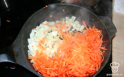 На сковородку налить масло подсолнечное. Нарезать лук кубиками. Потушить на сковороде до золотистой корочки. Натереть морковь на терке. Добавить к луку.