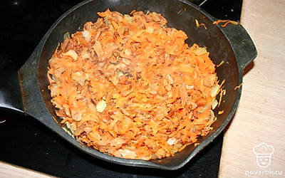 Нарезать лисички. Положить к овощам на сковородку и продолжить тушить. Переложить в кастрюлю содержимое сковороды и довести до кипения.