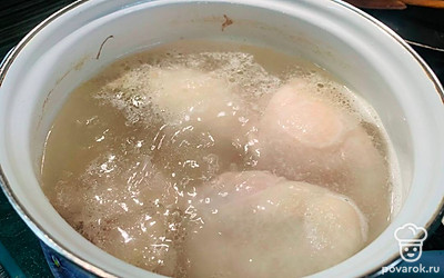 Поставьте вариться куриные бедра в подсоленной воде. Доведите до кипения, уменьшите огонь и варите около часа.
