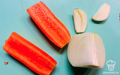 Очистите морковь и лук, разрежьте на несколько крупных частей.