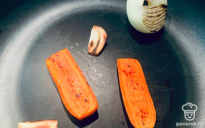 Выложите их на сухую сковороду и обжарьте до легкого черного цвета. Положите их в бульон и отварите.