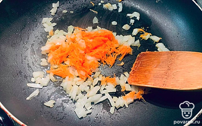 Мелко порежьте лук и потрите сырую морковь на терке. Выложите на сковороду и обжарьте с растительным маслом. Добавьте тертый чеснок.