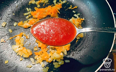 Добавьте томатный соус с базиликом.