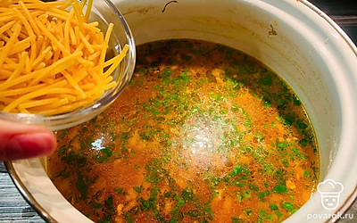 Достаньте бедра из супа, в бульон добавьте зажарку и лапшу.