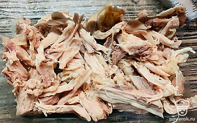 Куриное мясо мелко нарежьте и отправьте в суп. Дайте ему настояться 10-20 минут. 