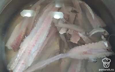 В кастрюлю наливаем воду, ставим на средний огонь, кладем рыбные косточки.