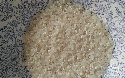 Рис промываем водой, убираем мусор.