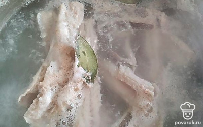 Добавляем лавровый лист, соль, перец.