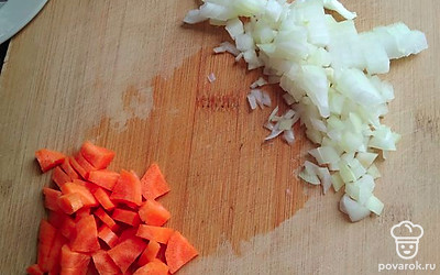 Морковь и лук моем, чистим, мелко режем.
