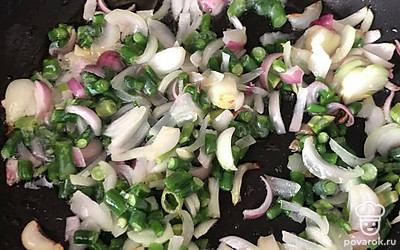 Делаем зажарку из лука и зелени.