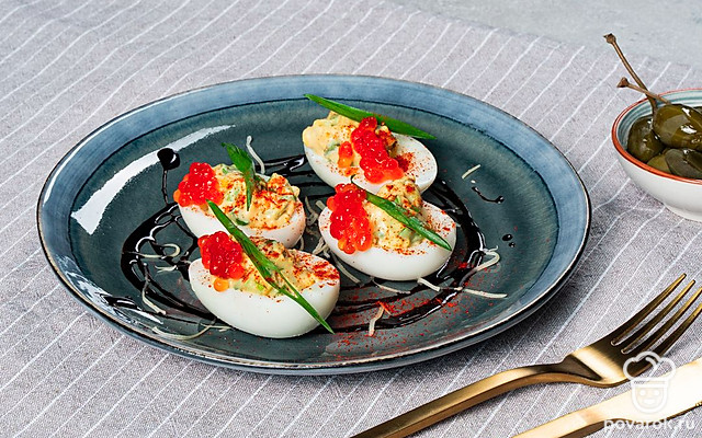 Фаршированные яйца с луком, горчицей и майонезом — Рецепт с фото