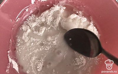 Замешиваем из воды, соли и муки сметанообразную консистенцию для клецок.