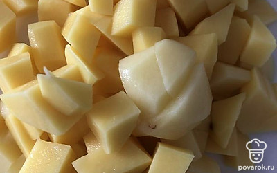Картошку чистим, режем на ровные кубики.