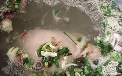 В воду погружаем курицу, солим и ждем, когда закипит. Отправляем зажарку. Ждем готовности курицы.