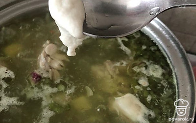 Ложкой в кипящую воду скидываем тесто. Оно при закипании превратится в клецки.