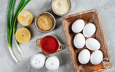 Лук промойте, обсушите бумажными полотенцами и нарежьте средними кусочками. Несколько перьев нарежьте на 12 крупных кусочков. Яйца тщательно промойте. Приготовьте плоское блюдо для подачи.