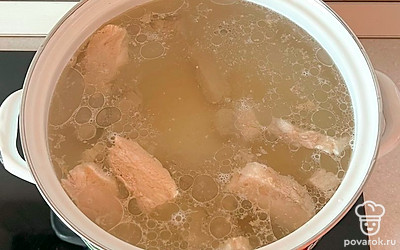 Отвариваем около часа свиные ребрышки. Первый бульон обязательно сливаем. У меня кастрюля на 3-4 литра.