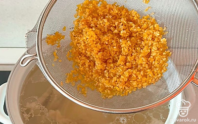 Добавляем промытый булгур и ставим таймер на 40 минут.