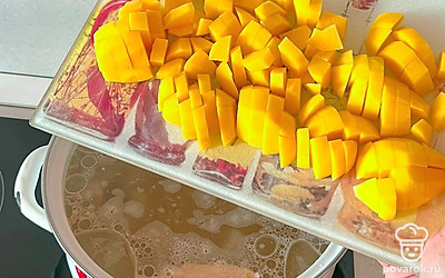 Спустя 10 минут добавляем картофель.