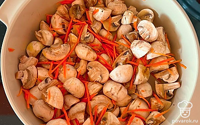 Параллельно жарим шампиньоны с морковью, солью и чесноком.