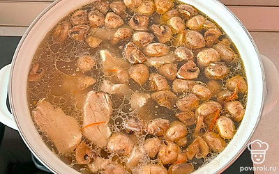 Как только грибы доготовятся, пересыпаем их в кастрюлю с супом. Солим его и оставляем готовиться до сигнала таймера.