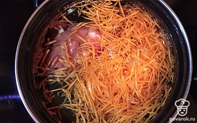 Филе свинины порезать на мелкие кусочки. Морковь натереть на терке.
Отправить вариться минут на 20.