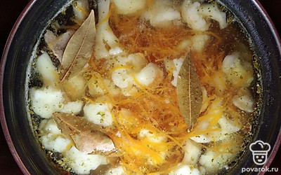 Добавить специи и лавровый лист, минут через 10 снять с плиты.