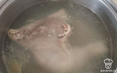 Сначала возьмем бульон. Можете сами сварить курицу и использовать бульон, либо растворить бульонный кубик. Но с настоящим бульоном вкуснее. 