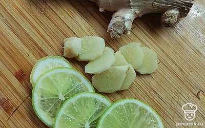 Отрезаем 3-4 кружочка лайма, чистим и нарезаем дольками имбирь. Имбиря я взял примерно 5 сантиметров, можно взять побольше. В идеале вместо имбиря нужно брать корень галангала, а вместо лайма лимонную траву. 