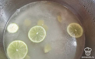 Отмеряем 500 миллилитров бульона и добавляем в него подготовленные имбирь с лаймом. Варим на медленном огне 20 минут. 