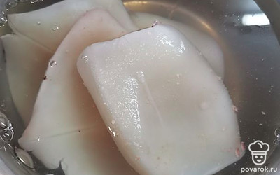 Опускаем кальмара в кипяток, варим 30 секунд и сразу охлаждаем в холодной воде. Если варить дольше, кальмар будет как резинка.
