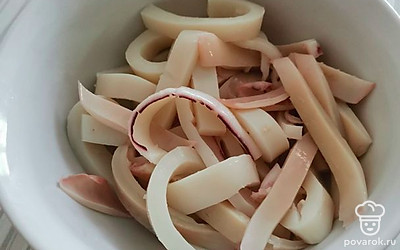 Нарезаем его небольшими полосками.